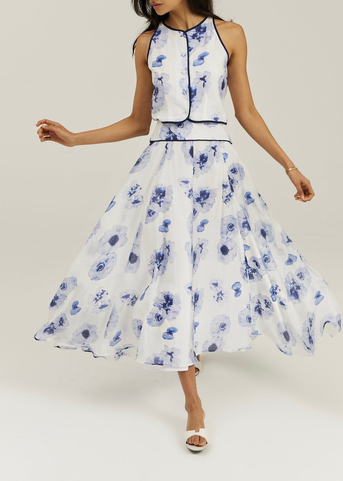Blusa floral sin mangas Tahlia | Blanco/Azul