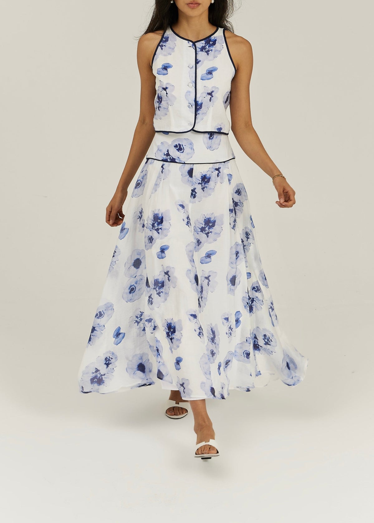 Blusa floral sin mangas Tahlia | Blanco/Azul