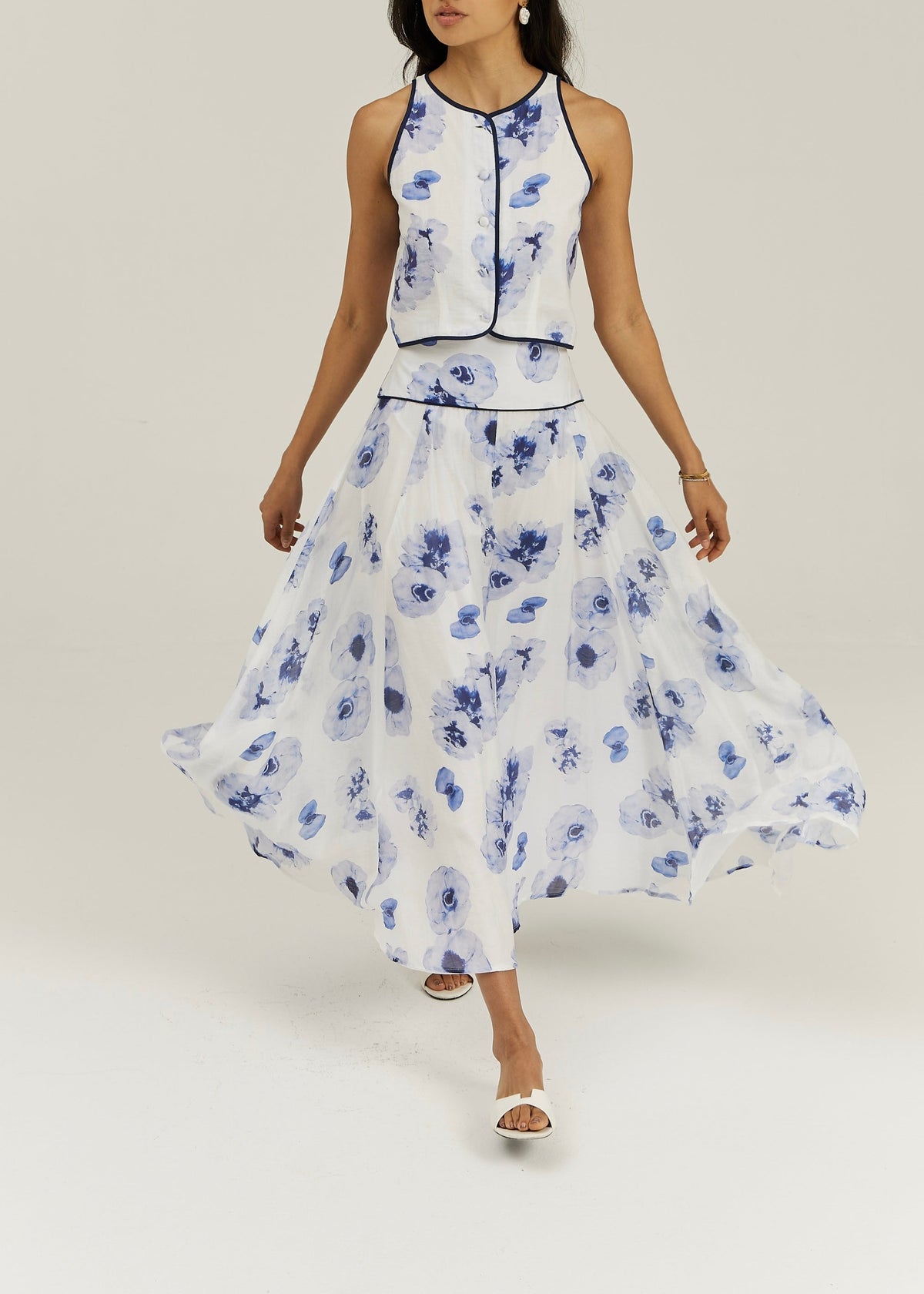 Blusa floral sin mangas Tahlia | Blanco/Azul