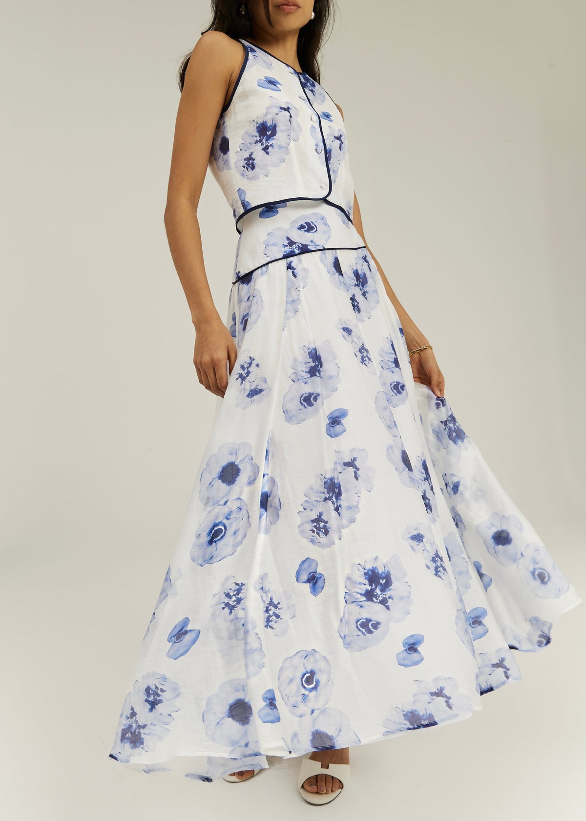 Blusa floral sin mangas Tahlia | Blanco/Azul