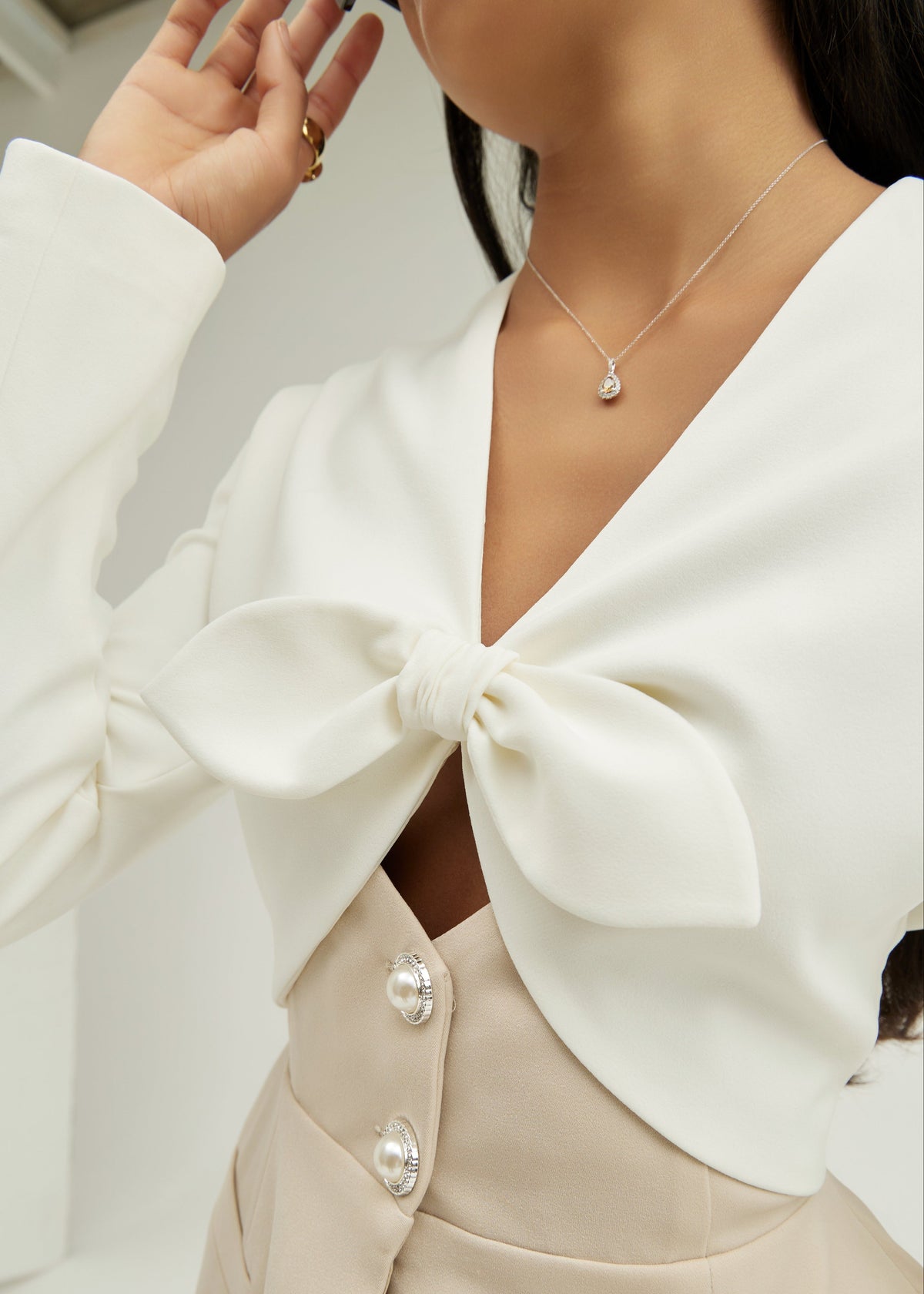 Chaqueta entallada con péplum y detalle de lazo Pia | Blanco/Almendra
