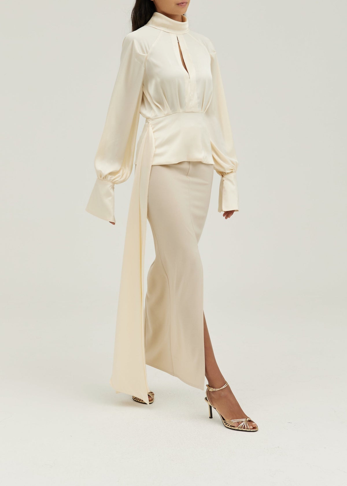 Blusa de satén Alina con cuello alto y cintura con lazo | Marfil crema