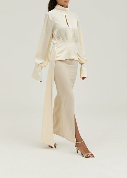 Blusa de satén Alina con cuello alto y cintura con lazo | Marfil crema