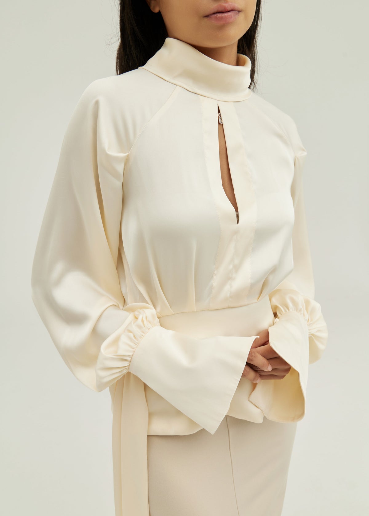 Blusa de satén Alina con cuello alto y cintura con lazo | Marfil crema