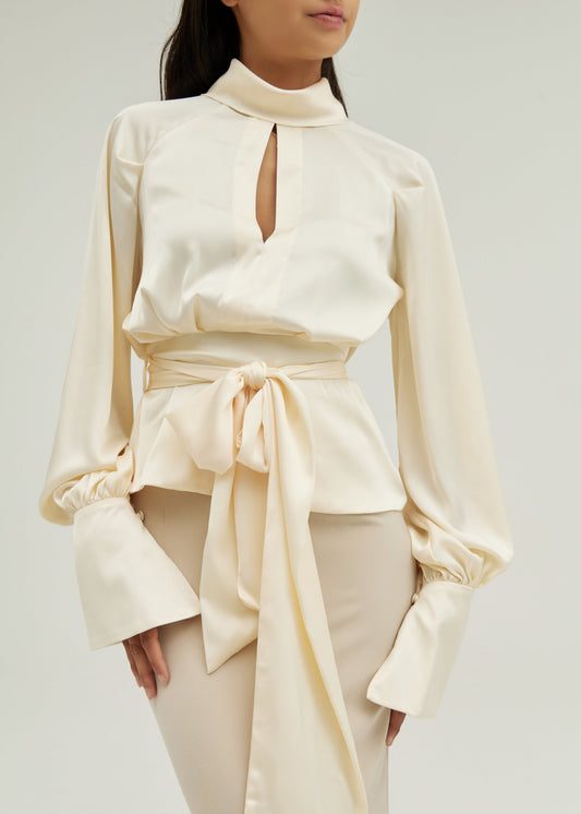Blusa de satén Alina con cuello alto y cintura con lazo | Marfil crema