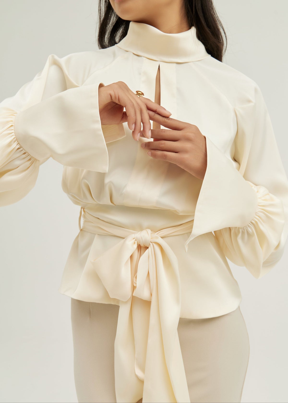 Blusa de satén Alina con cuello alto y cintura con lazo | Marfil crema