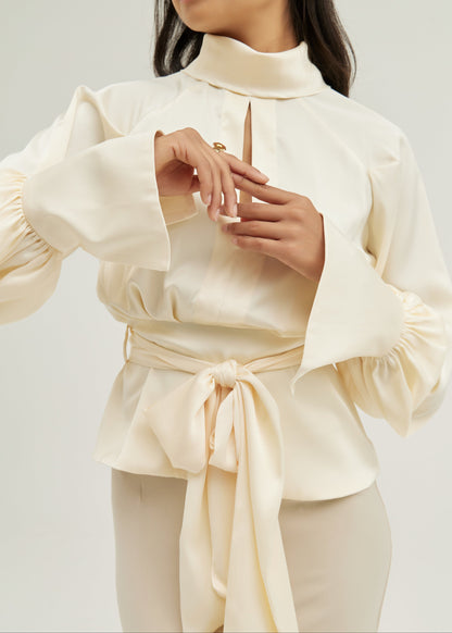 Blusa de satén Alina con cuello alto y cintura con lazo | Marfil crema
