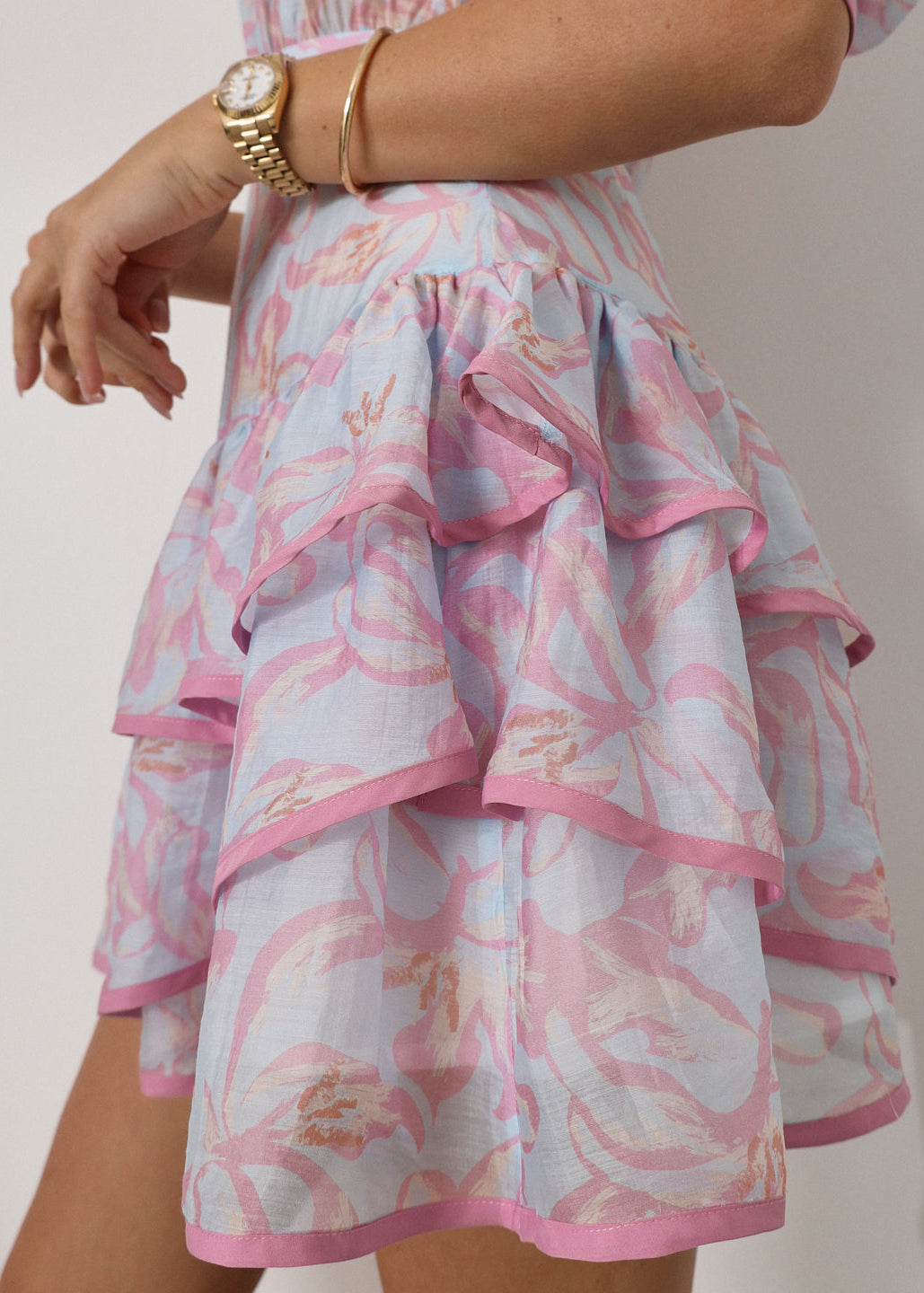 Vestido de volantes escalonados Patriza | Mezcla de tonos pastel