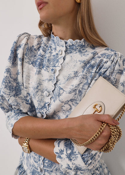 Blusa estampada Verona con ribete festoneado | Blanco y azul