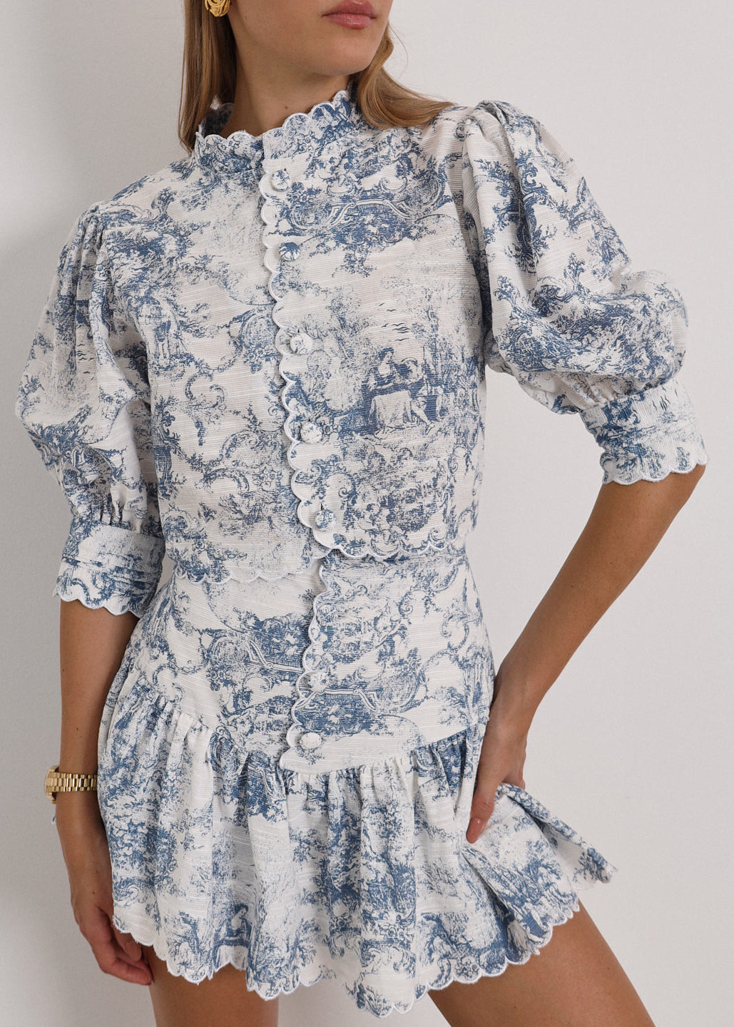 Blusa estampada Verona con ribete festoneado | Blanco y azul