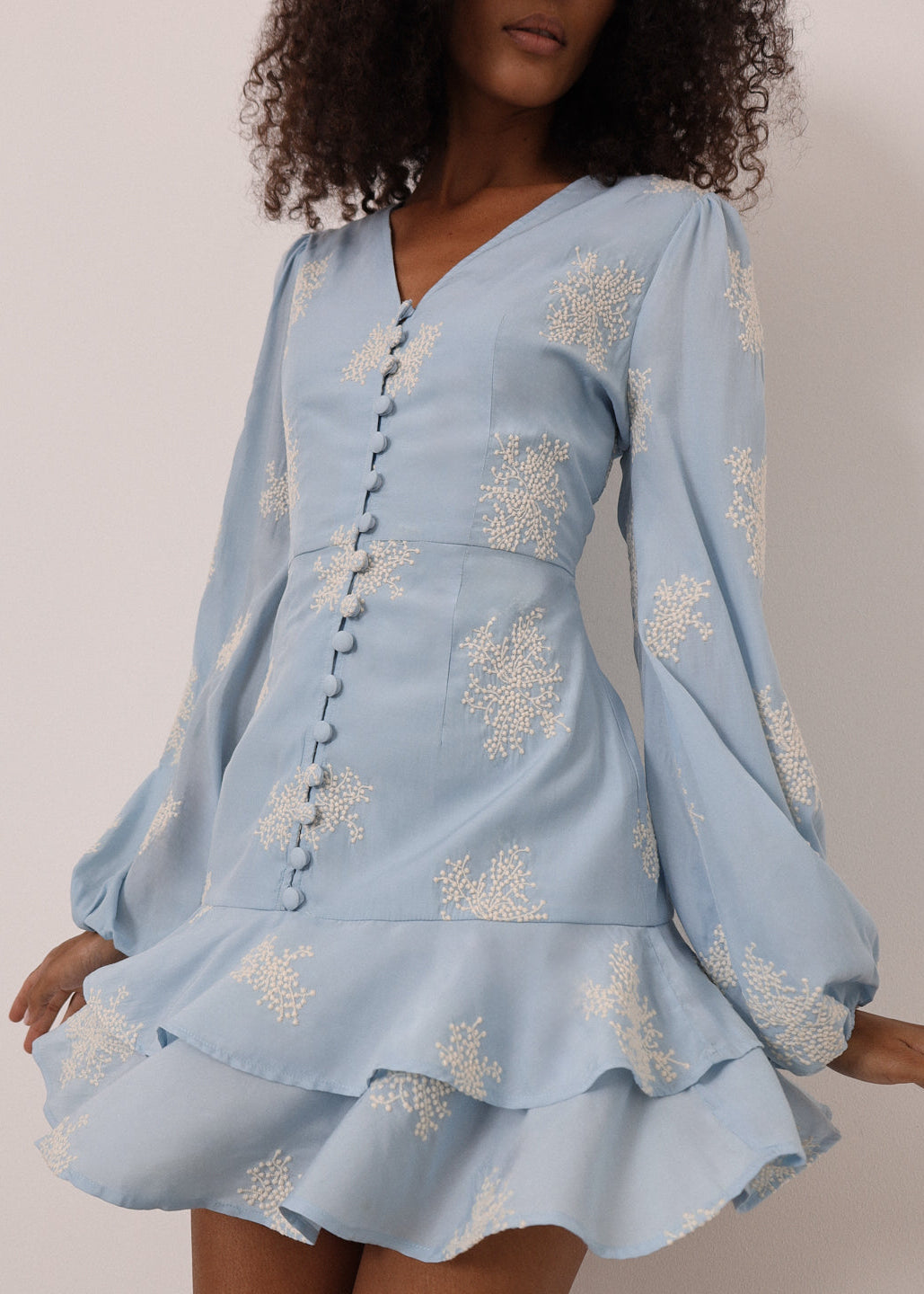 Vestido de día Mia con volantes bordados | Azul