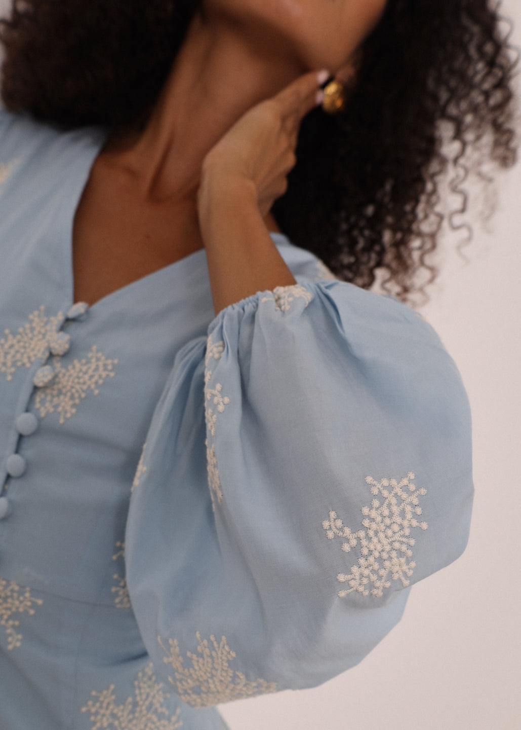Vestido de día Mia con volantes bordados | Azul