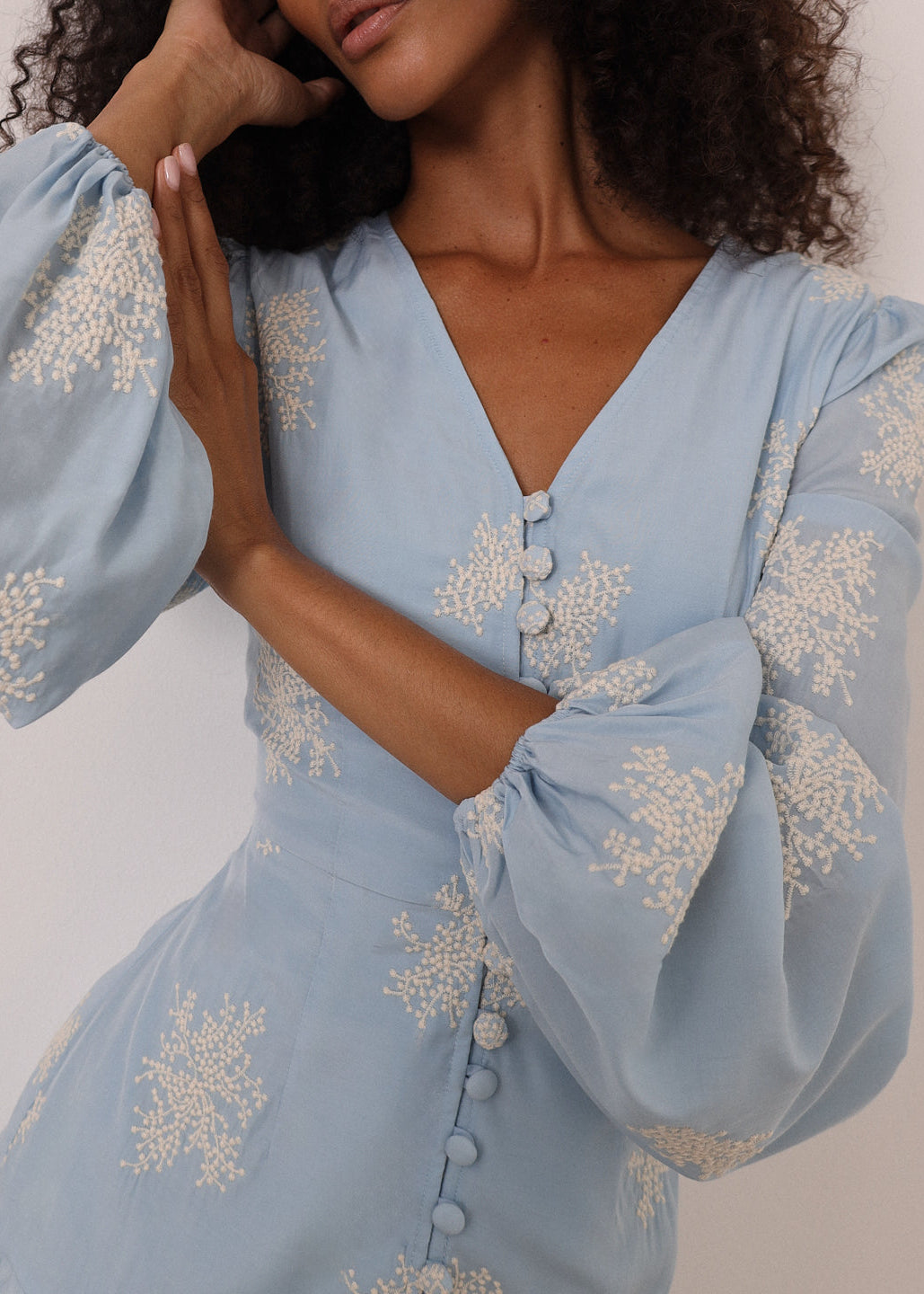 Vestido de día Mia con volantes bordados | Azul