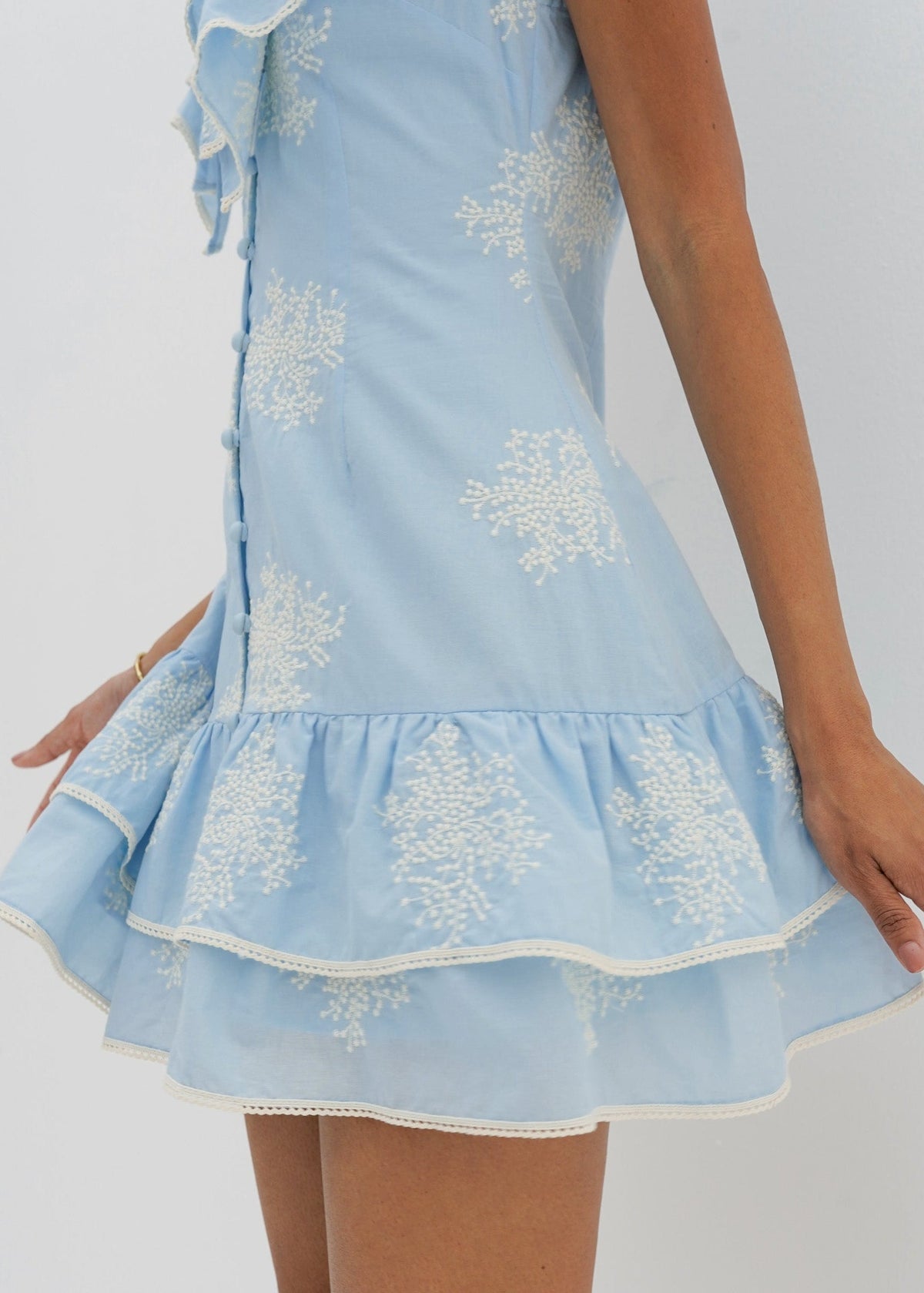 Vestido de día Loren con volante bordado | Azul pastel