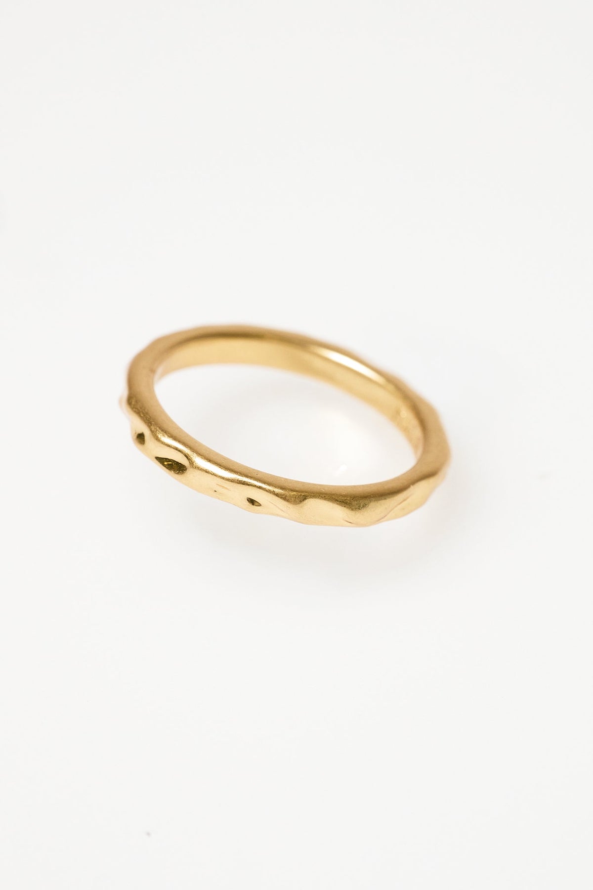 Anillo irregular fino