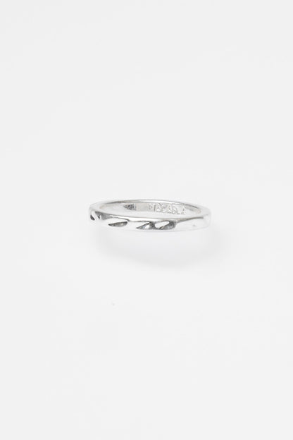 Anillo irregular fino