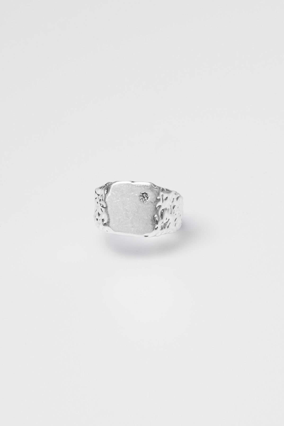 Anillo de sello irregular con circonita
