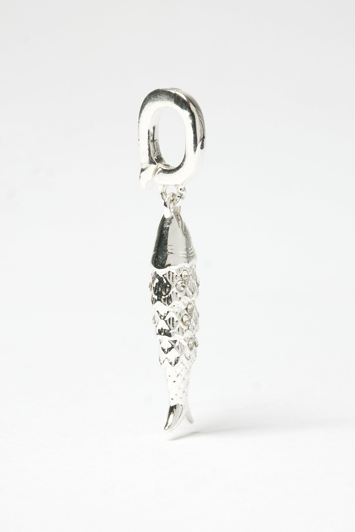 Colgante de pez con circonitas