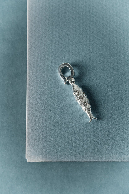 Colgante de pez con circonitas