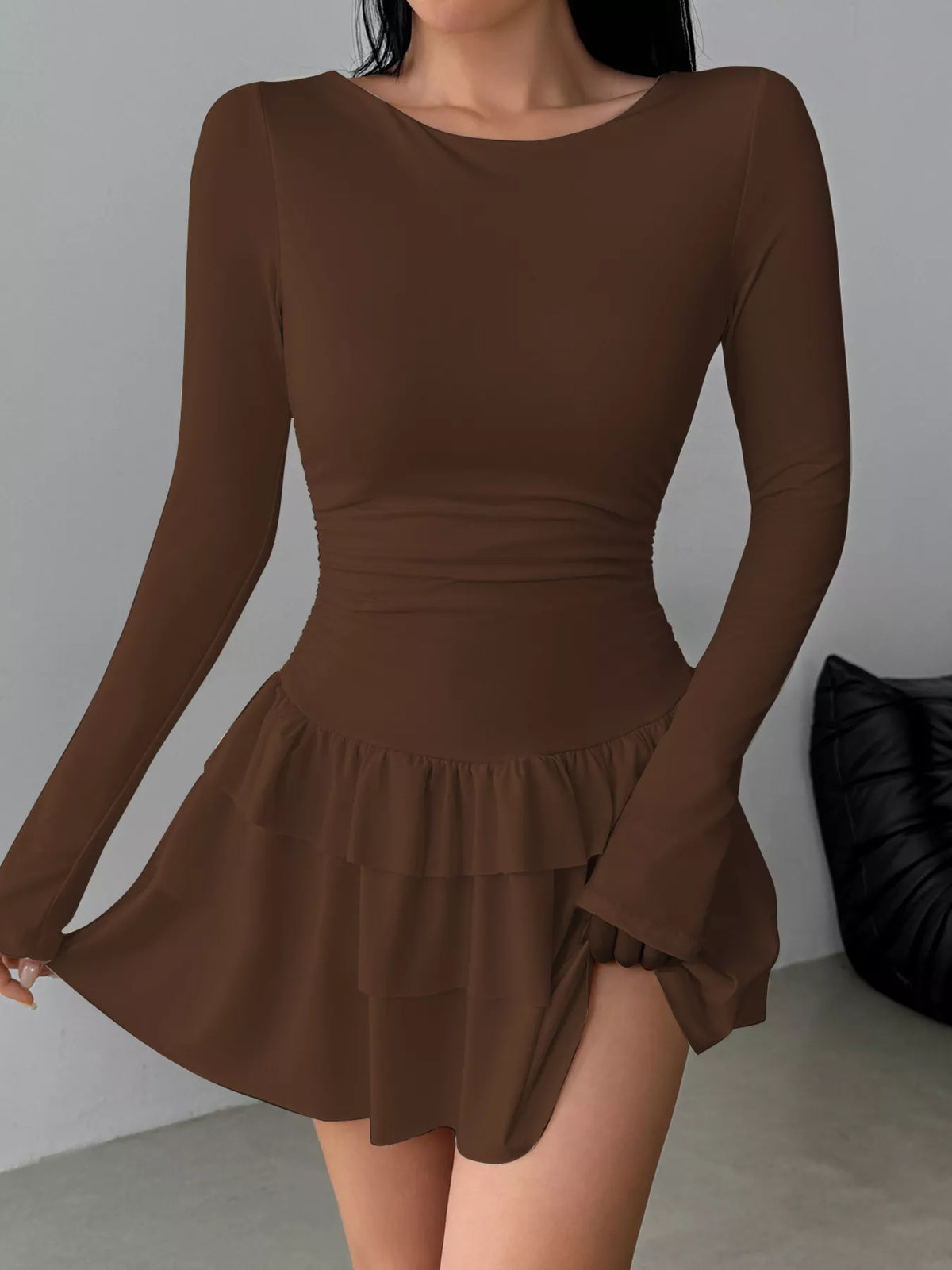 Minivestido fruncido de manga larga con volantes superpuestos