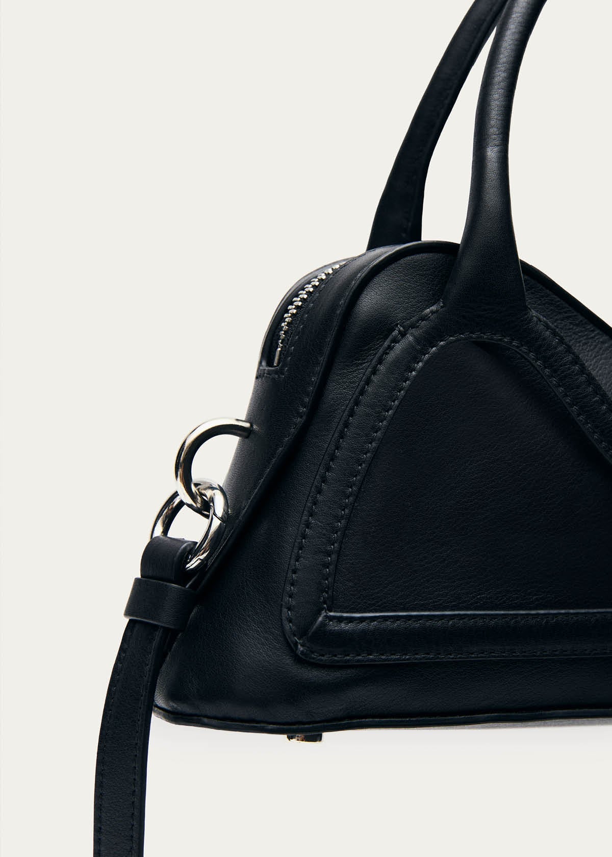 Bolso mini Hilma de vinilo y cuero negro