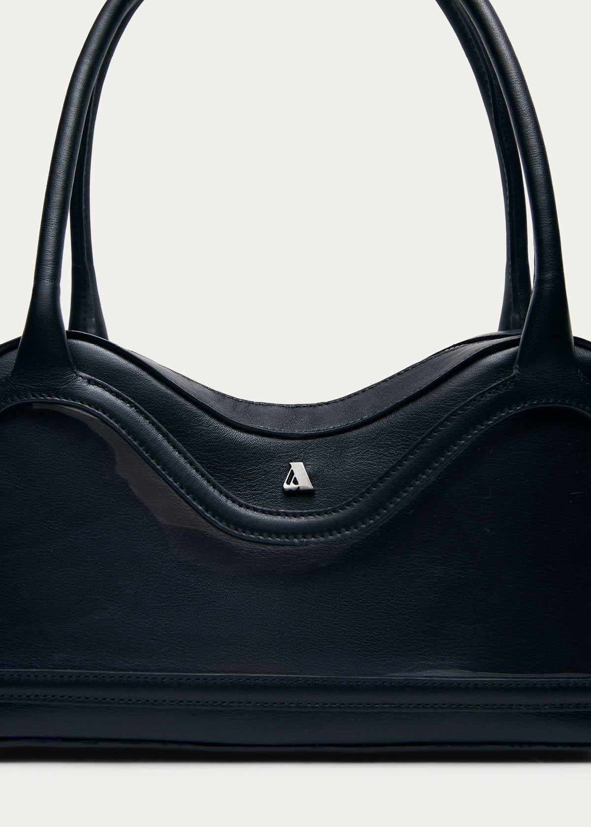 Bolso Hilma de cuero negro de vinilo