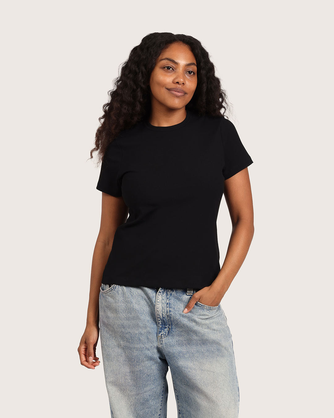 Camiseta de mujer de cuello redondo acanalada - Negra