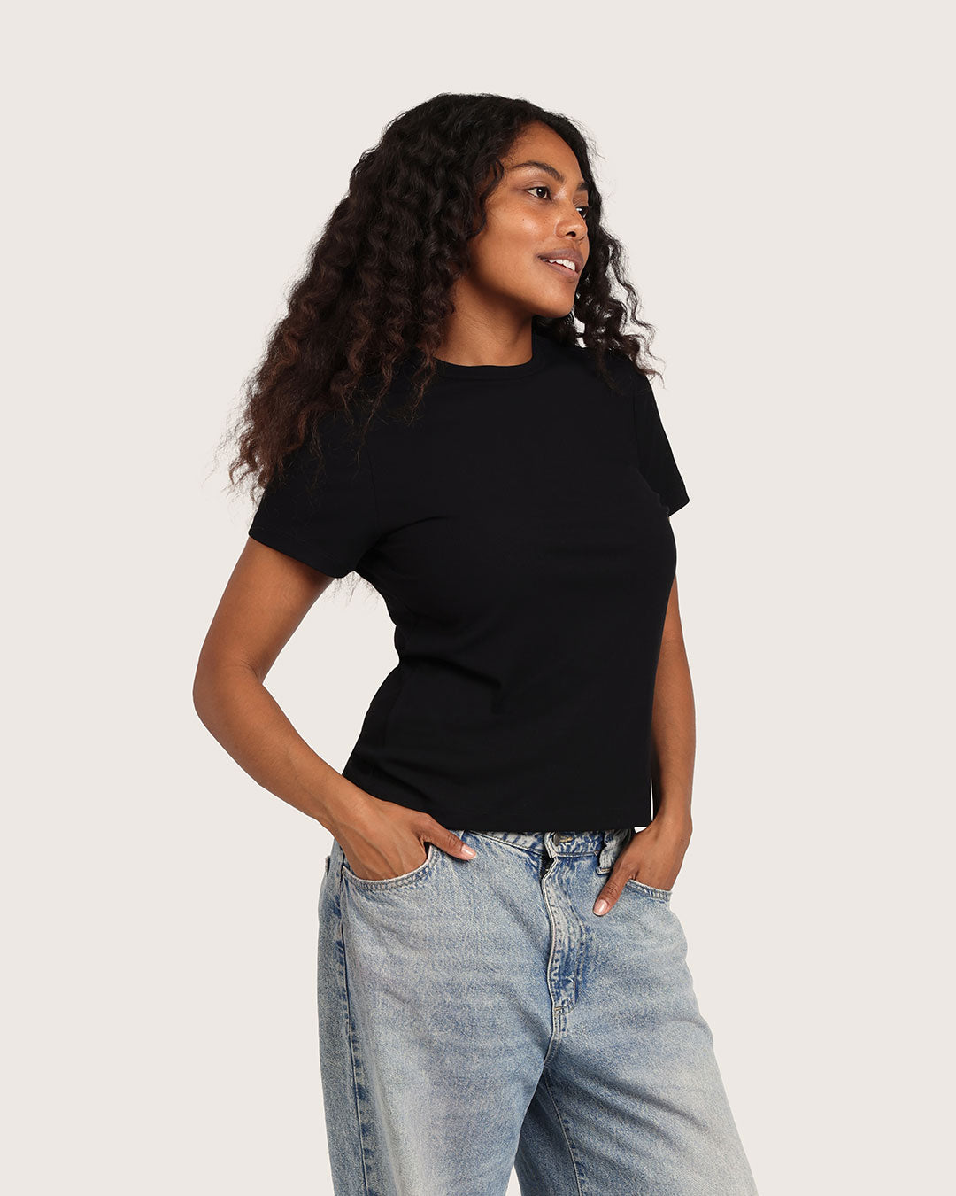 Camiseta de mujer de cuello redondo acanalada - Negra