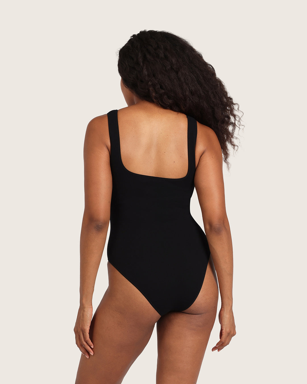 Body negro de canalé con escote cuadrado