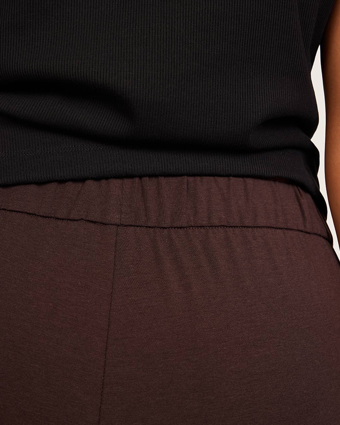 Pantalones de corte relajado - Regular - Algarroba