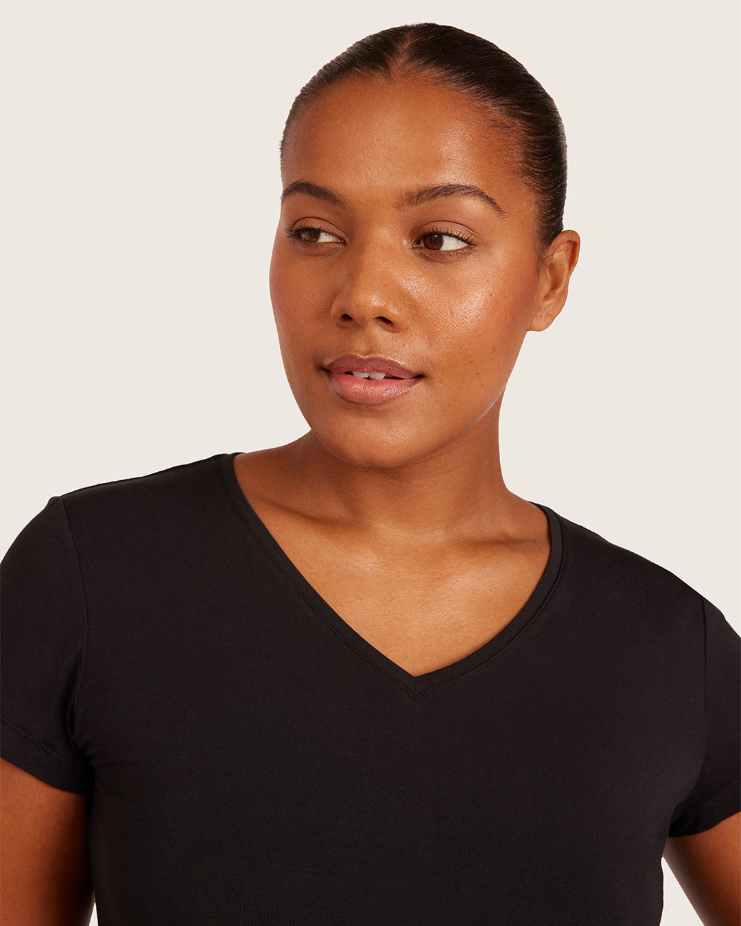 Camiseta de manga corta para mujer con cuello en V, negra