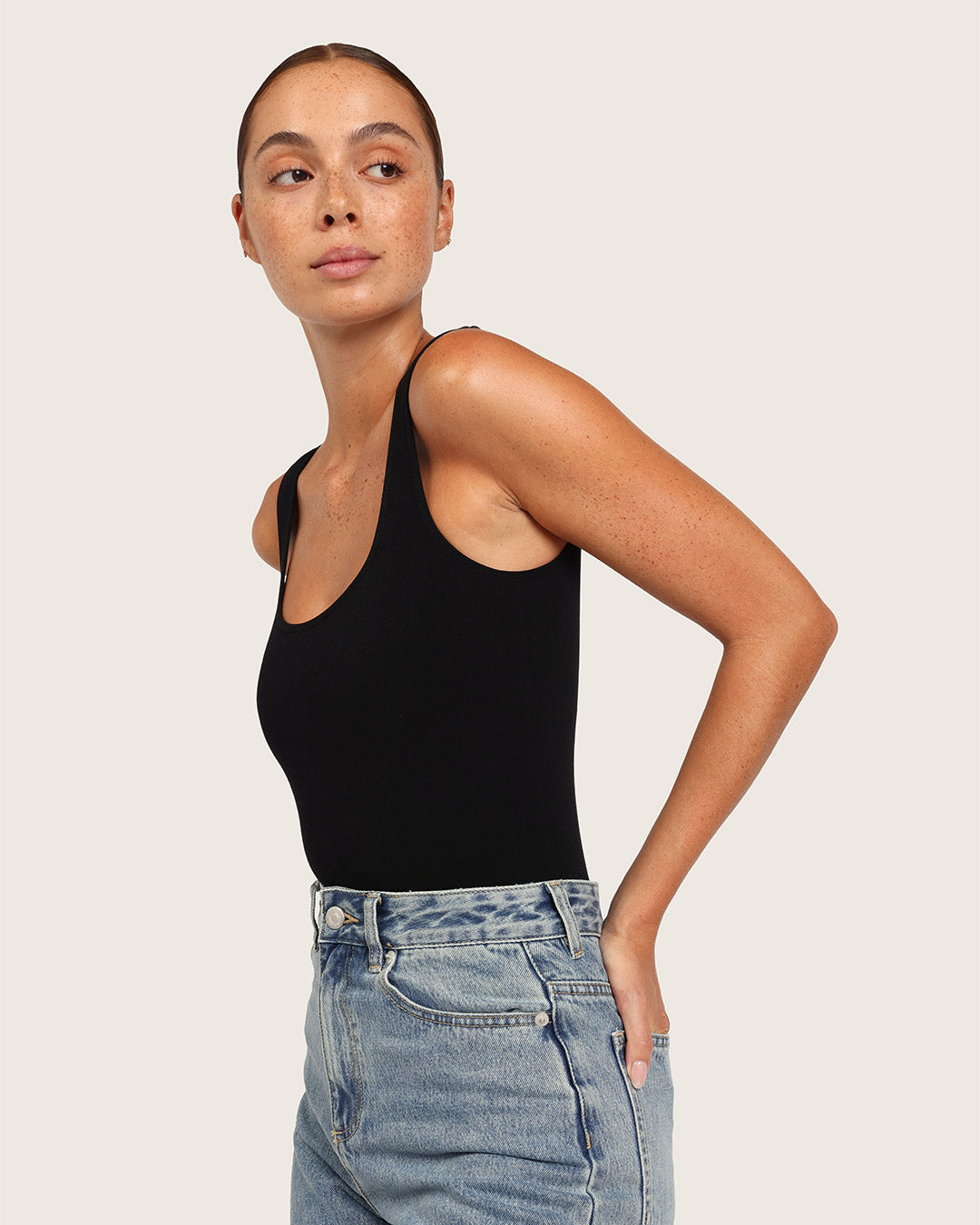 Body negro de canalé con escote cuadrado