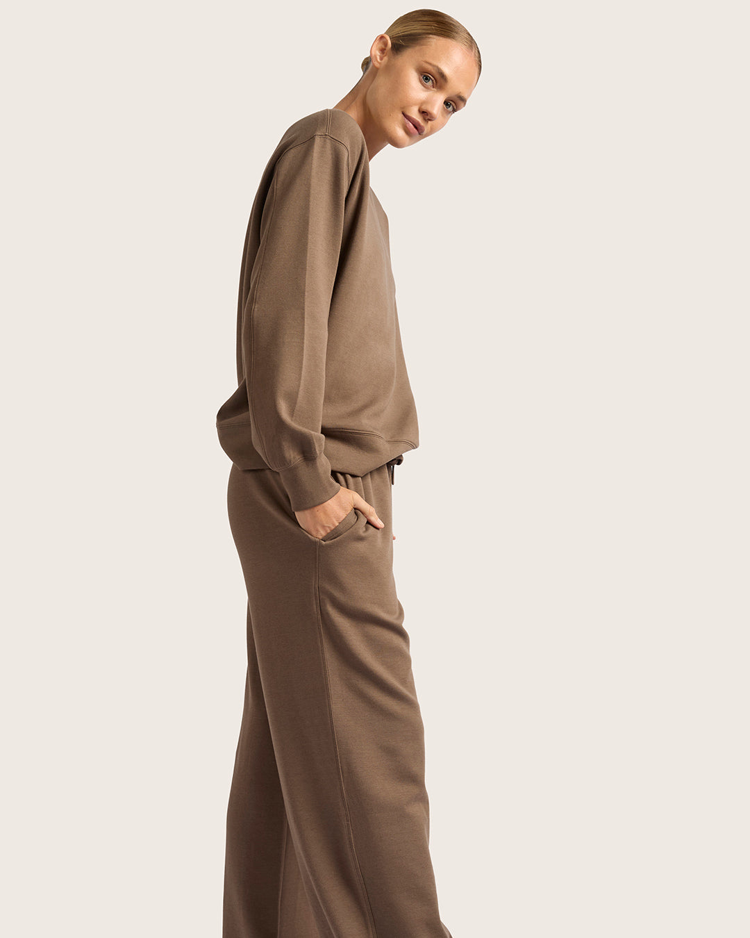 Pantalones deportivos de pierna recta para mujer - color ostrа